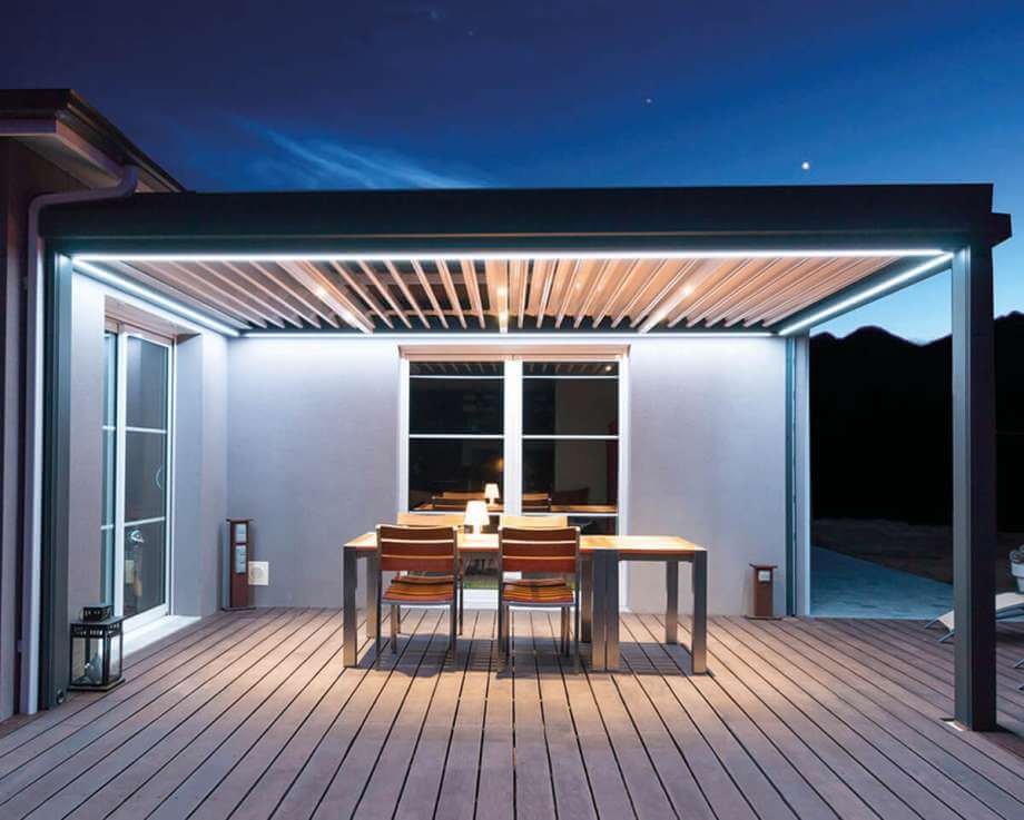 Pergola à lames de bois au-dessus d'une cuisine et d'un salon d'extérieur